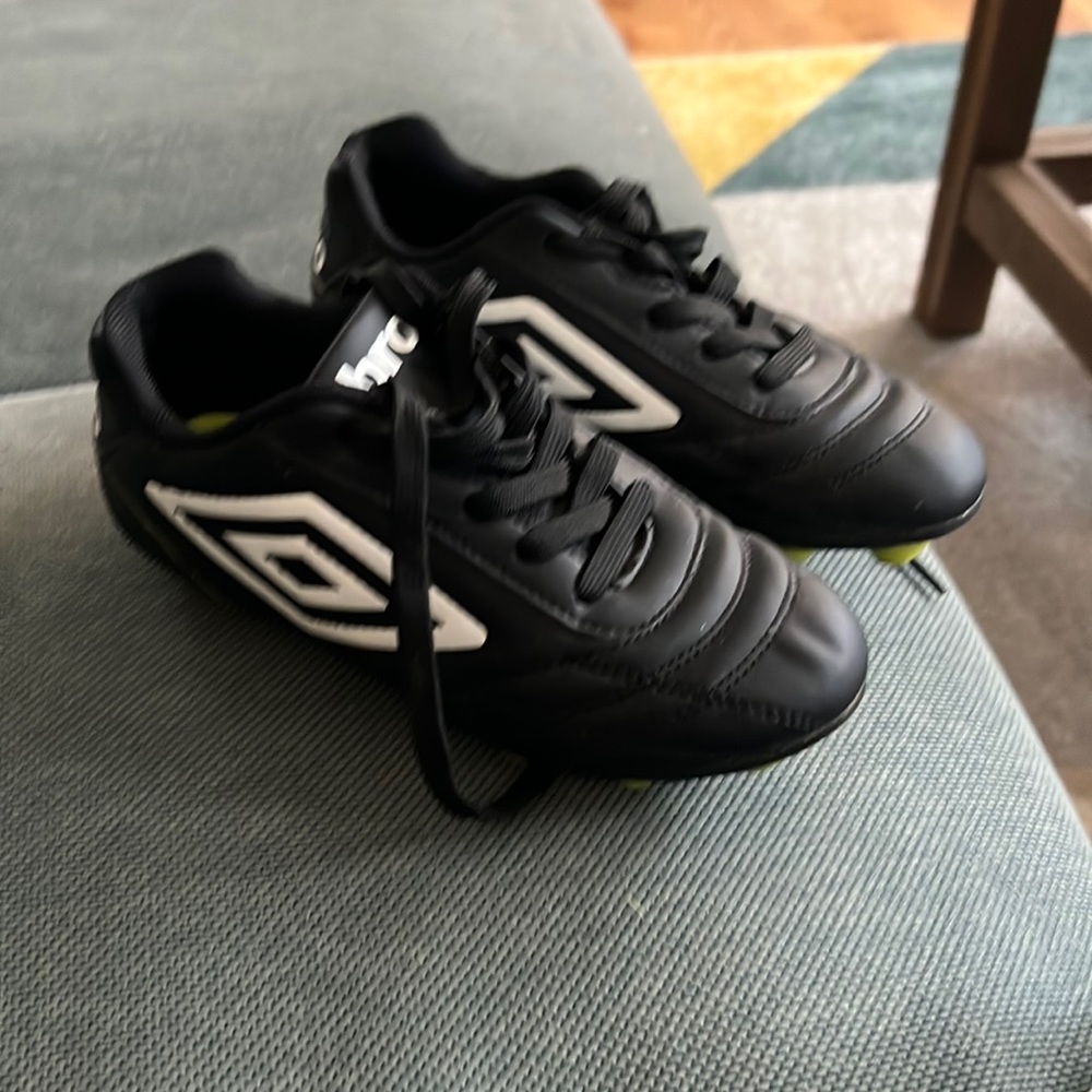 Umbro soccer cleats Y13 athletic shoes
